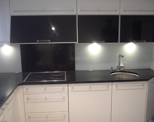 K�che mit Steinplatte aus dunklem Granit mit Unterbau Waschbecken mit Glas-R�ckwand und Stein-R�ckwand K�chenabdeckung Granitarbeitsplatte Granitplatte Steinplatte K�chenplatte K�chenarbeitsplatte